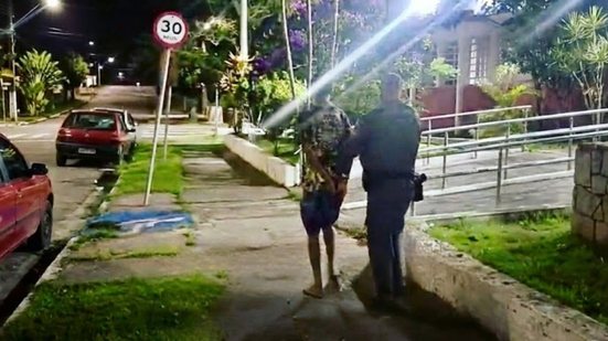 Um homem foi preso em flagrante no bairro Caraguava, em Peruíbe, enquanto tentava fugir da polícia usando a vegetação como escudo - Foto: Divulgação/ 29° BPMI