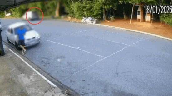 Câmeras de segurança registraram o momento do atropelamento - Imagem: Reprodução