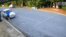 Câmeras de segurança registraram o momento do atropelamento - Imagem: Reprodução