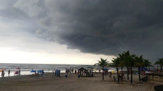 A combinação de fatores naturais gera preocupação na Baixada Santista, com chuvas intensas e mar agitado - Foto: Itaicy Julio/ Arquivo Pessoal