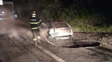 O incêndio ocorreu na noite de domingo, causando um congestionamento de 7 km e exigindo a ação dos bombeiros para controle da situação - Foto: Divulgação/ CCM Artesp