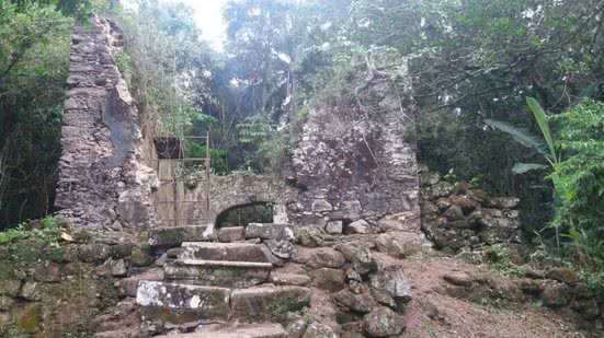 A missa campal na capela do século XVI reuniu moradores e grupos religiosos em um momento de devoção e união - Foto: Divulgação/ Prefeitura de Guarujá
