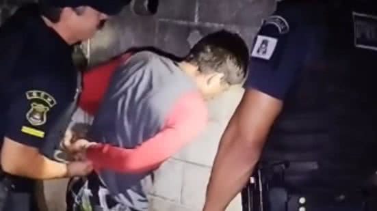 Forças de segurança agem rápido e prendem homem que vandalizou escola no Perequê, evitando maiores danos ao patrimônio público - Foto: Divulgação/ ROMU Guarujá