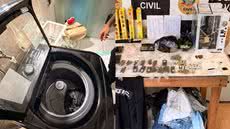 A polícia encontrou cadernos com contabilidade do tráfico, complicando ainda mais a situação do casal preso em flagrante - Foto: Divulgação/ Polícia Civil