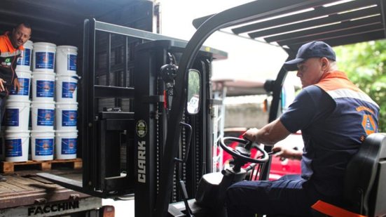A entrega de ajuda em Peruíbe é organizada entre prefeituras e órgãos estaduais - Imagem: Reprodução