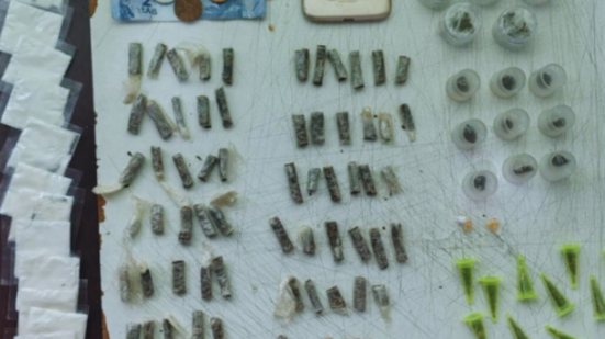 Uma operação da Polícia Militar em Mongaguá resultou na prisão de um homem e uma mulher envolvidos na venda de drogas - Foto: Divulgação/ 29° BPMI