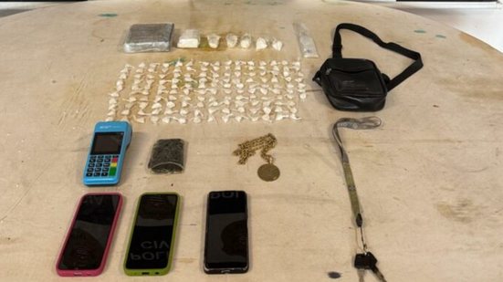 A operação da Polícia Civil revelou um esquema organizado de tráfico em uma residência no bairro Embaré, em Santos, nesta quarta-feira - Foto: Reprodução