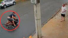 Um homem reagiu a um assalto e impediu que ladrão fugisse com correntinha de idoso em Santos, mostrando coragem em meio à violência urbana. - Foto: Reprodução