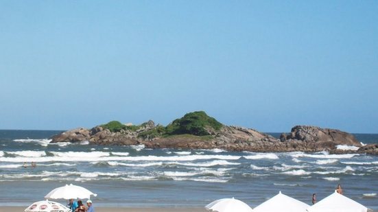 Um surfista avistou o corpo boiando na Praia de Pitangueiras, e equipes de emergência foram acionadas para o resgate - Foto: Reprodução