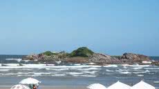 Um surfista avistou o corpo boiando na Praia de Pitangueiras, e equipes de emergência foram acionadas para o resgate - Foto: Reprodução
