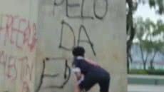 O adolescente foi encontrado com latas de tinta spray e o caso segue os trâmites legais para menores infratores - Imagem: Reprodução