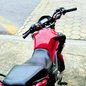 A abordagem policial em Itanhaém resultou na prisão de uma mulher que dirigia uma motocicleta furtada, evidenciando a importância da identificação veicular - Foto: Divulgação/ 29° BPMI