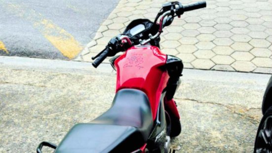 A abordagem policial em Itanhaém resultou na prisão de uma mulher que dirigia uma motocicleta furtada, evidenciando a importância da identificação veicular - Foto: Divulgação/ 29° BPMI
