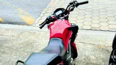 A abordagem policial em Itanhaém resultou na prisão de uma mulher que dirigia uma motocicleta furtada, evidenciando a importância da identificação veicular - Foto: Divulgação/ 29° BPMI