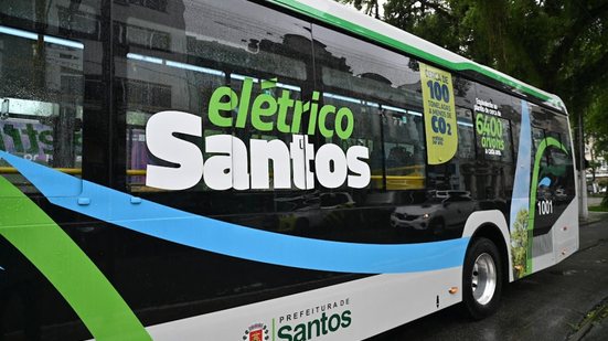 O novo ônibus elétrico possui autonomia de 220 km e reduz emissões de CO₂ - Imagem / Divulgação Prefeitura de Santos