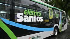 O novo ônibus elétrico possui autonomia de 220 km e reduz emissões de CO₂ - Imagem / Divulgação Prefeitura de Santos