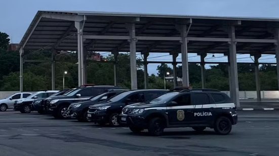 A ação da polícia incluiu buscas em várias residências, resultando na apreensão de armas e materiais para o tráfico - Imagem: Reprodução