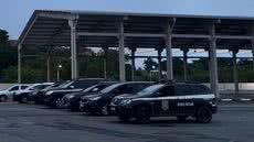 A ação da polícia incluiu buscas em várias residências, resultando na apreensão de armas e materiais para o tráfico - Imagem: Reprodução