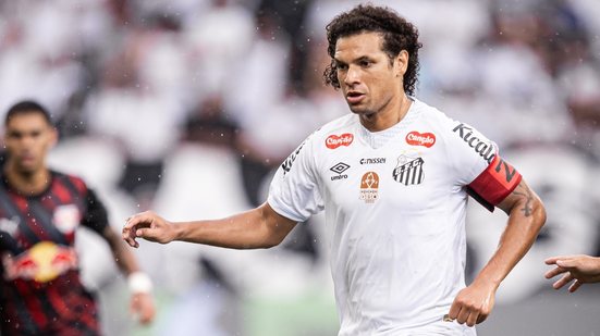 Arão, que se destacou no Santos, agora se concentra na recuperação após cirurgia para evitar complicações de saúde - Foto: Raul Baretta / Santos FC