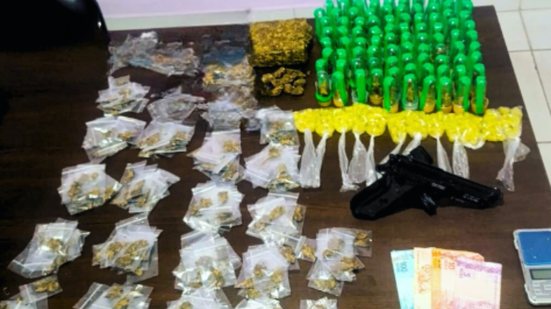 Ação da polícia em Peruíbe resultou na prisão de um traficante, graças a uma denúncia anônima que levou à apreensão de drogas e uma arma falsa - Foto: Divulgação/ 29° BPMI