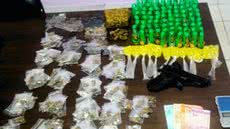 Ação da polícia em Peruíbe resultou na prisão de um traficante, graças a uma denúncia anônima que levou à apreensão de drogas e uma arma falsa - Foto: Divulgação/ 29° BPMI