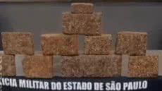 Uma abordagem policial em Santos resultou na prisão de uma mulher que tentava fugir ao notar a viatura, levando a uma descoberta surpreendente - Foto: Reprodução