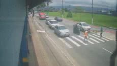 A Polícia Militar investiga o incidente, buscando esclarecer as circunstâncias do atropelamento e a conduta do policial - Imagem: Reprodução