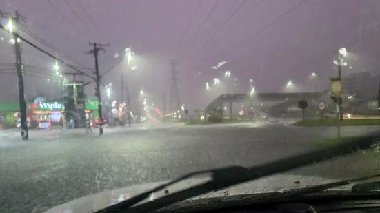 População deve acompanhar as atualizações meteorológicas e evitar áreas de risco durante as tempestades previstas para o fim de semana - Foto: Reprodução/ AT