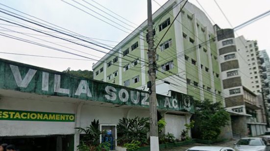 Após falhar em ligar a moto, dupla de criminosos decide empurrar o veículo, mas acaba abandonando-o nas proximidades - Foto: Reprodução/ Google Maps