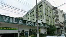 Após falhar em ligar a moto, dupla de criminosos decide empurrar o veículo, mas acaba abandonando-o nas proximidades - Foto: Reprodução/ Google Maps