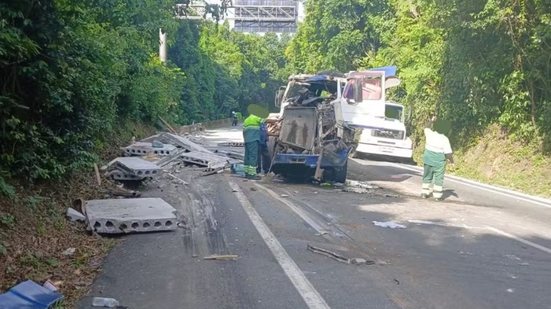 A colisão ocorreu na manhã de quinta-feira, mas felizmente não houve feridos - Imagem: Divulgação / Artesp