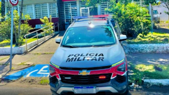 Policiais militares interceptaram casal que tentava fugir após abordagem, encontrando drogas em posse do homem - Foto: Divulgação/ 29° BPMI