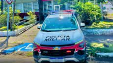 Policiais militares interceptaram casal que tentava fugir após abordagem, encontrando drogas em posse do homem - Foto: Divulgação/ 29° BPMI