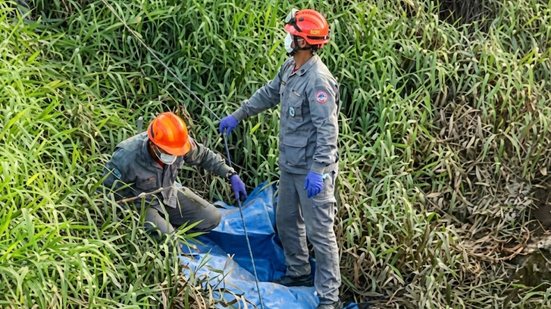 Equipes de socorro enfrentam dificuldades para remover corpo de tubulação - Imagem: Divulgação / Redes sociais: @itanhaem_litoral_e_regiao