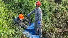 Equipes de socorro enfrentam dificuldades para remover corpo de tubulação - Imagem: Divulgação / Redes sociais: @itanhaem_litoral_e_regiao