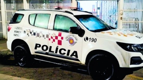 Policiais da Força Tática localizaram o suspeito durante patrulhamento, após denúncias sobre sua presença na região do Jardim Iemanjá - Foto: Divulgação/ 29° BPMI