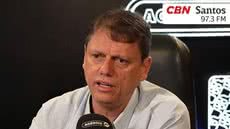 Governador Tarcísio de Freitas detalha cronograma do túnel submerso e ações de segurança em entrevista à CBN Santos - Foto: Rádio CBN Santos