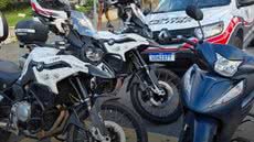 Durante a operação 'Impacto Cavalo de Aço', um casal em moto foi abordado após manobra suspeita em Guarujá - Imagem: Reprodução