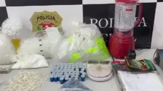 A operação policial em Guarujá revela como a tecnologia e o monitoramento aéreo foram cruciais para desmantelar um importante esquema de drogas - Foto: Divulgação/ Polícia Civil