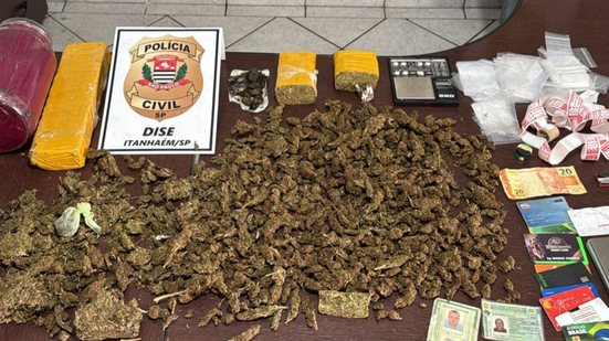 A polícia encontrou 1,4 quilo de maconha, ecstasy e Ice em operação que desmantelou um ponto de tráfico na região - Foto: Divulgação/ Polícia Civil