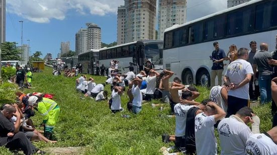 Acusação de roubo e violência marca o caso, enquanto defesa alega falta de provas individuais contra os torcedores - Imagem: Reprodução