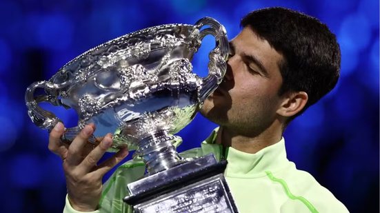 Com essa vitória, Alcaraz se torna o homem mais jovem a conquistar sete títulos de grande porte - Foto: REUTERS / Tingshu Wang