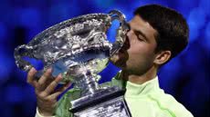 Com essa vitória, Alcaraz se torna o homem mais jovem a conquistar sete títulos de grande porte - Foto: REUTERS / Tingshu Wang