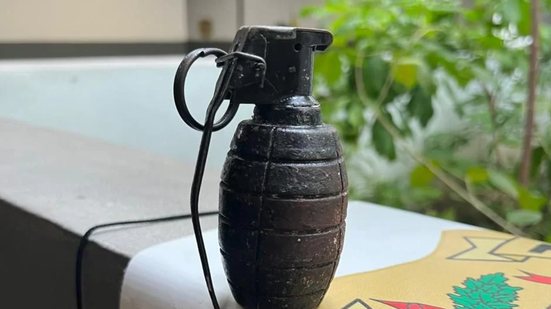 Durante a ação, a Polícia Civil encontrou uma granada e um estoque de drogas, evidenciando a gravidade do crime organizado na região - Foto: Divulgação/ Polícia Civil