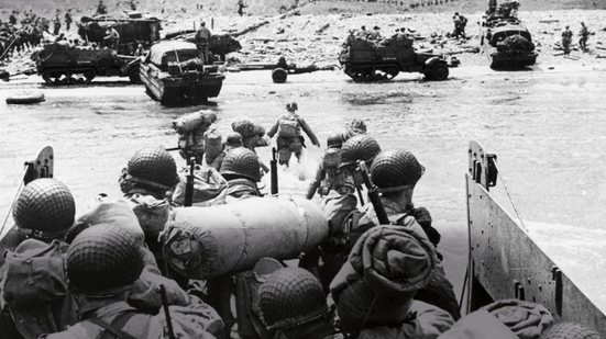 Soldados americanos desembarcam na praia de Omaha, Normandia, em 6 de junho de 1944. Fotografia oficial do Exército dos Estados Unidos - Foto: Reprodução