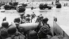 Soldados americanos desembarcam na praia de Omaha, Normandia, em 6 de junho de 1944. Fotografia oficial do Exército dos Estados Unidos - Foto: Reprodução