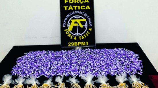 Um homem foi preso em Mongaguá após tentar se livrar de drogas jogando-as no telhado durante abordagem policial - Foto: Divulgação/ 29° BPMI