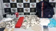 Foi apreendido balanças e dinheiro, enquanto os suspeitos aguardam julgamento por tráfico e associação criminosa - Foto: Divulgação / Polícia Militar