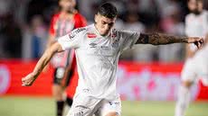 O jogador, que participou de sete partidas, agora é monitorado pela equipe médica após sentir dor durante o jogo - Foto: Raul Baretta / Santos FC
