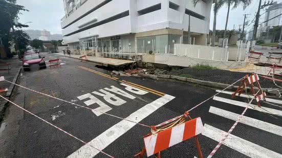 Equipes da Defesa Civil e autoridades locais estão no local, mas Prefeitura ainda não se pronunciou sobre reparos necessários - Foto: Silvio Luiz/ AT